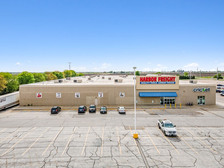 More Photos Of 1602-1612 36th St, Peru General Retail For Sale
