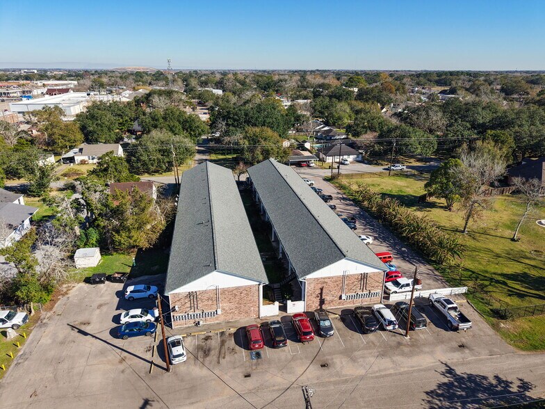 More Photos Of 1004 S Hill St, Alvin Apartments For Sale