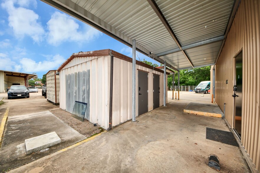 More Photos Of 10814 Woodedge Dr, Houston Warehouse For Sale