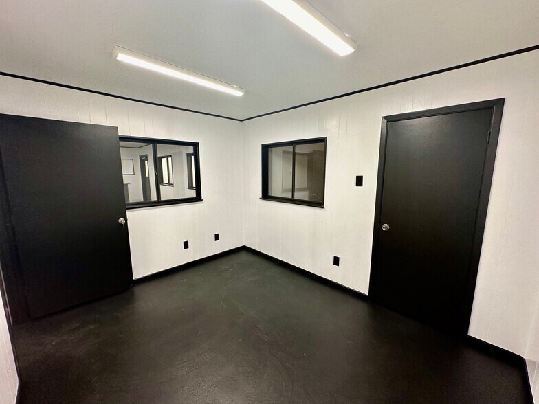 More Photos Of 210 Gravel St, Seguin Warehouse For Lease