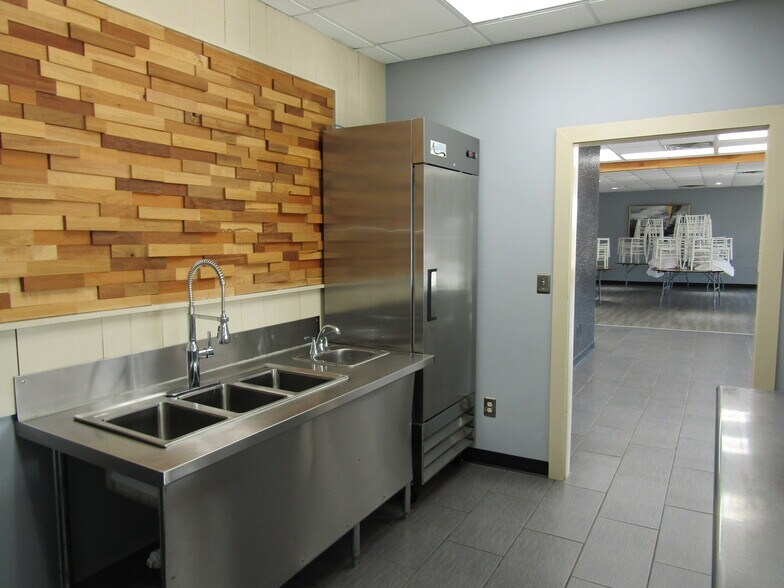 More Photos Of 521 N Lewis St, New Iberia Freestanding For Sale
