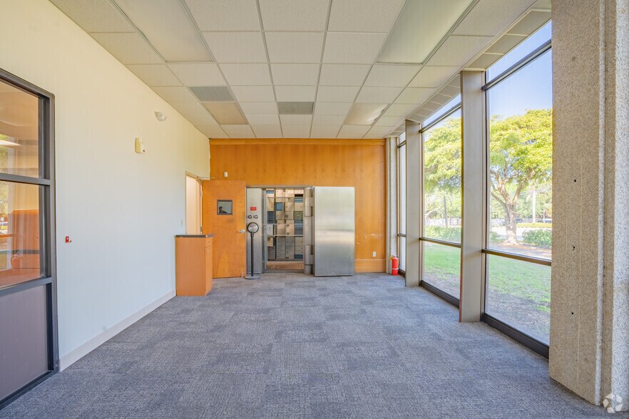 More Photos Of 1000 N Federal Hwy, Boca Raton Bank For Lease