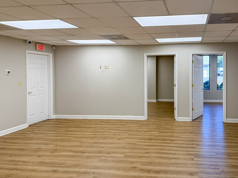 More Photos Of 2561 Oscar Johnson Dr, North Charleston Showroom For Lease