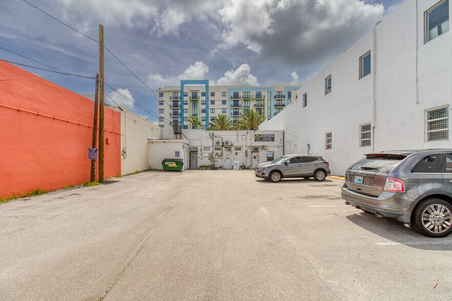 More Photos Of 13-17 N Federal Hwy, Dania Storefront For Sale