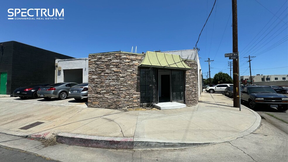 More Photos Of 18531 Eddy St, Northridge Service For Lease