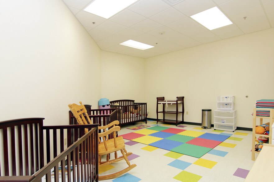 More Photos Of 8955 South Fwy, Houston Schools For Lease