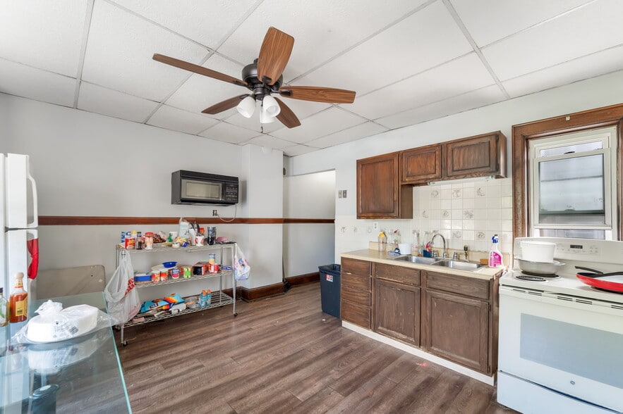 More Photos Of 3015 S 13th St, Milwaukee Storefront Retail Office For Sale
