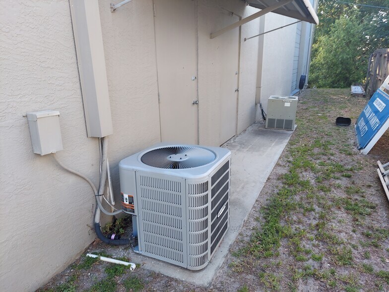 More Photos Of 131 Scarlett Blvd, Oldsmar Warehouse For Lease