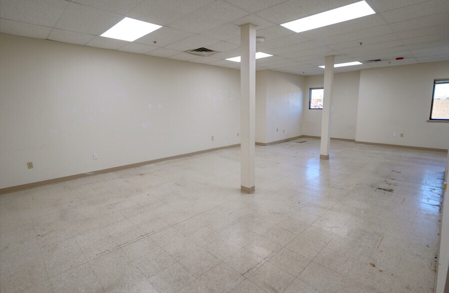 More Photos Of 1235 Boston Rd, Springfield Veterinarian Kennel For Lease