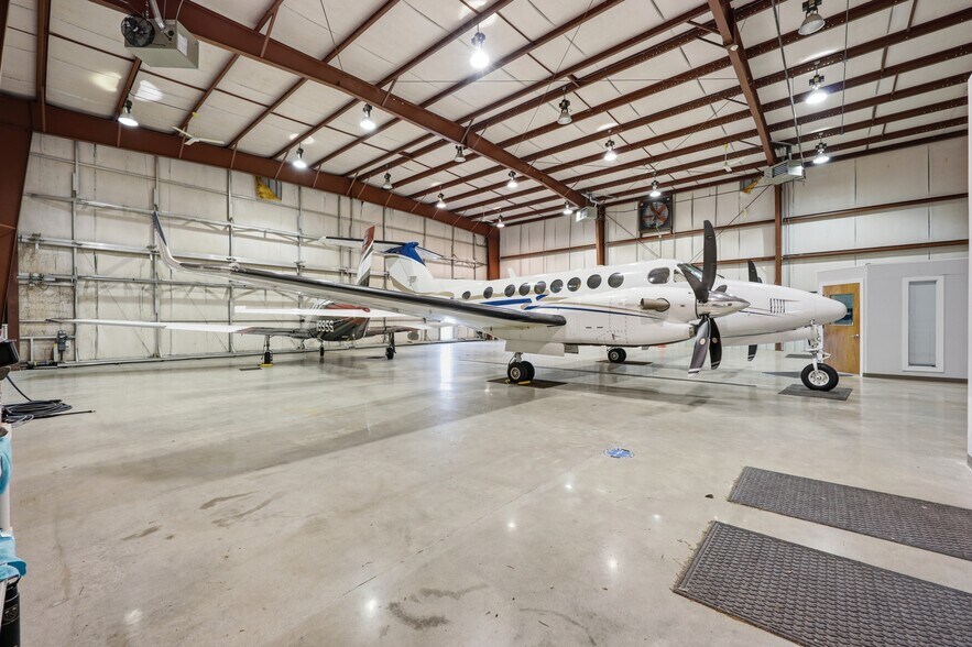 More Photos Of 1121 N Memorial Dr, Greenville Airplane Hangar For Lease
