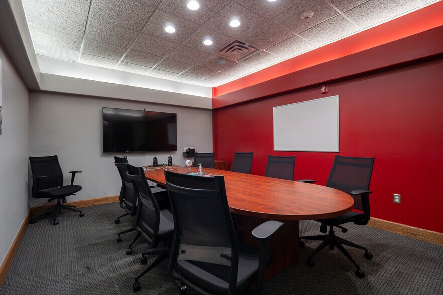 More Photos Of 921 Chatham Ln, Columbus Office For Sale