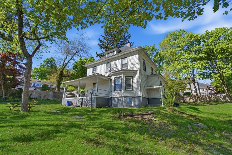 More Photos Of 17 Crescent Dr, Huntington Multifamily For Sale
