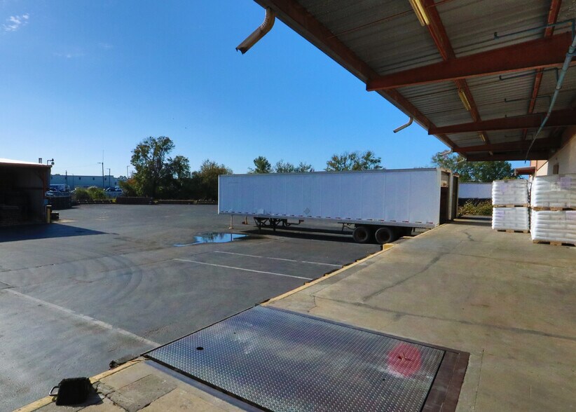 More Photos Of 101 Wayne Pl, Tampa Warehouse For Lease