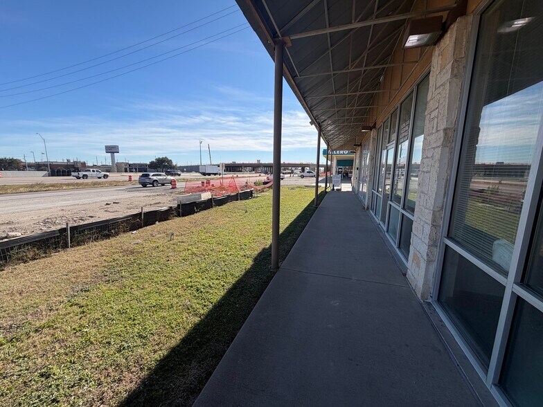 More Photos Of 505 N Interstate 35 Service Rd, Red Oak General Retail For Lease