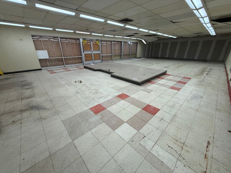 More Photos Of 815 Ellice Av, Winnipeg Convenience Store For Sale
