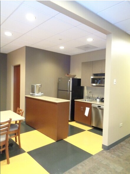 More Photos Of 1040 W Northwest Hwy, Mount Prospect Office For Sale