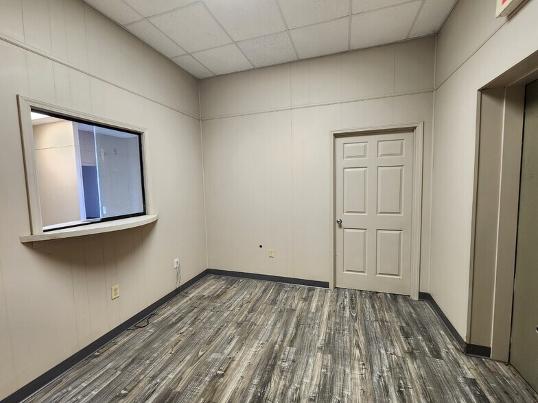 More Photos Of 1650 Oracal Pky, Ellabell Warehouse For Lease