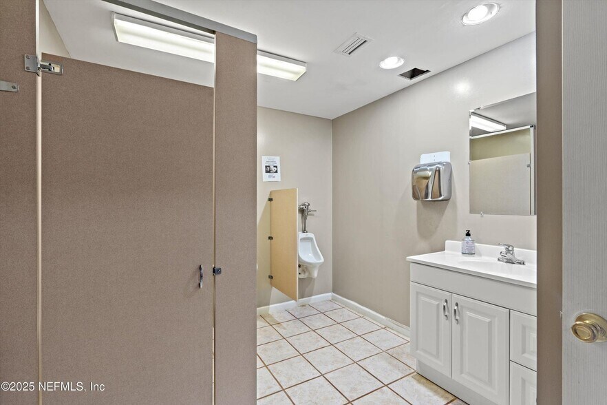 More Photos Of 3787 Old Middleburg Rd, Jacksonville Office For Sale