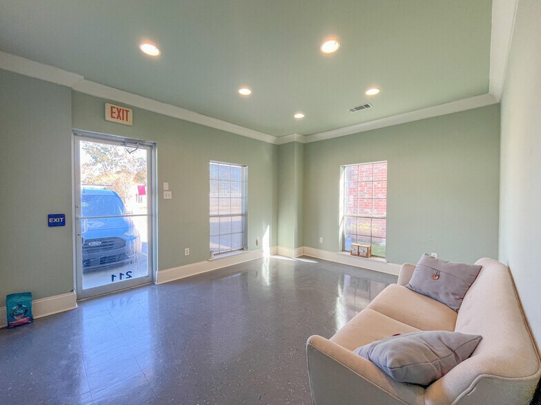 More Photos Of 211 Eastbank Dr, Gonzales Warehouse For Lease
