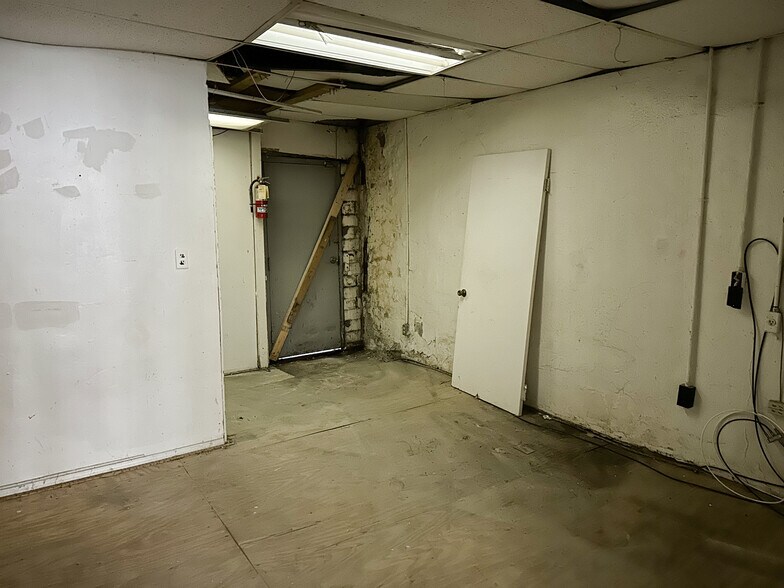 More Photos Of 2623 Shelby St, Indianapolis Restaurant For Lease