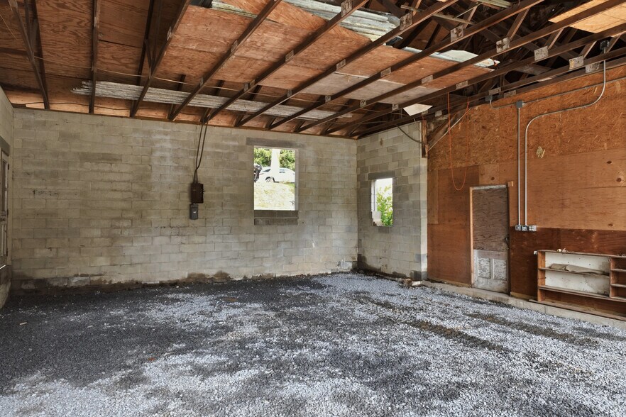 More Photos Of 429 Riverview Dr, Walnutport Flex For Sale