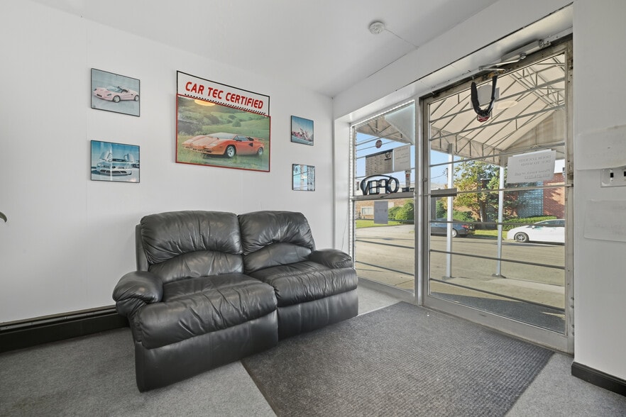 More Photos Of 11 Lucon Dr, Deer Park Showroom For Lease