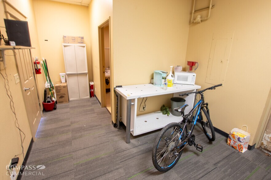 More Photos Of 2498 S Highway 97, Redmond Storefront Retail Office For Lease