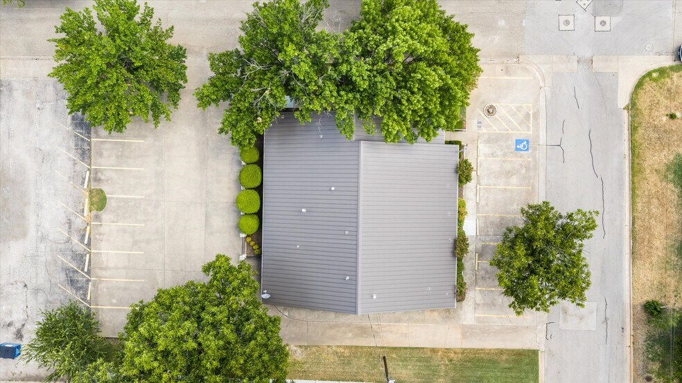 More Photos Of 310 W Bluff St, Granbury Office For Sale