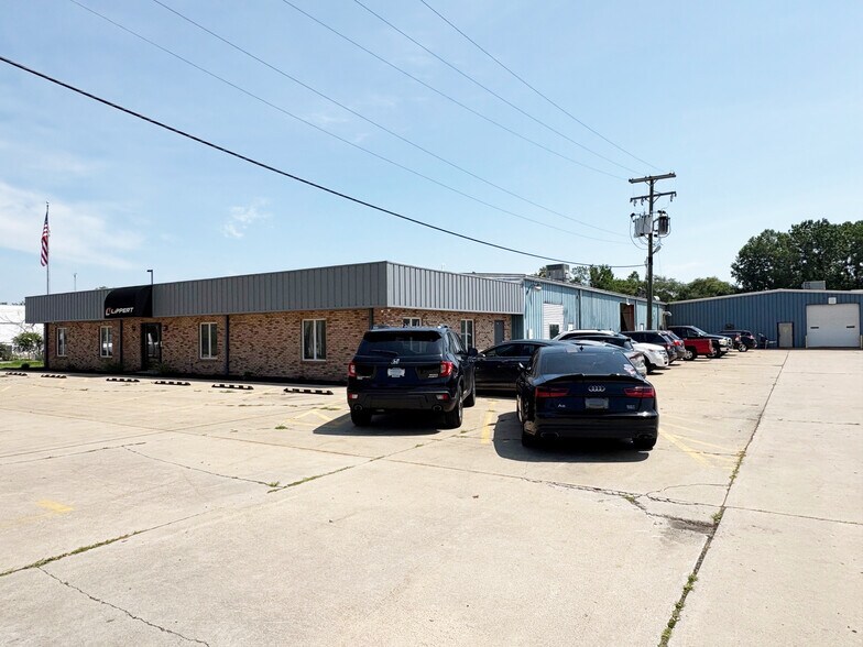 Primary Photo Of 3308 Charlotte Ave, Elkhart Manufacturing For Sale