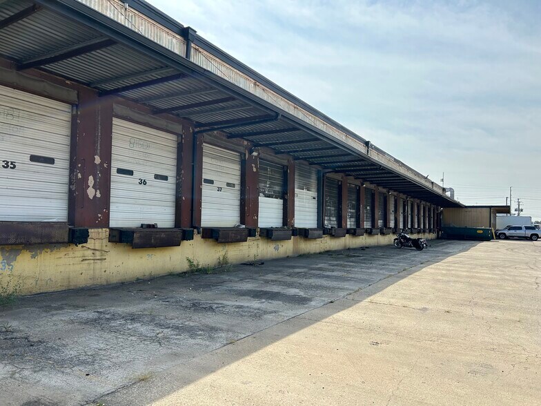 More Photos Of 4950 W Pershing Rd, Cicero Warehouse For Lease