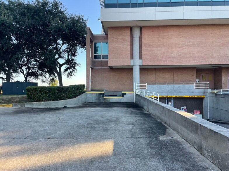 More Photos Of 1 Energy Pl, Pensacola Office For Lease