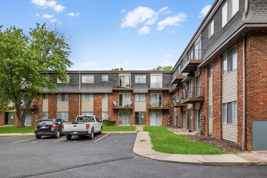 More Photos Of 400 N Oakland Ave, Carbondale Apartments For Sale