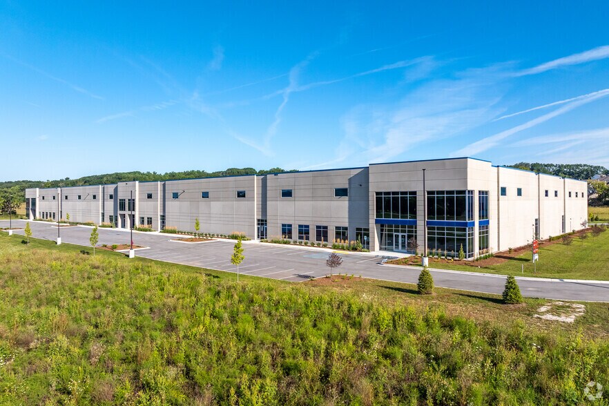 More Photos Of N53W25374 Highlands Court, Sussex Distribution For Lease
