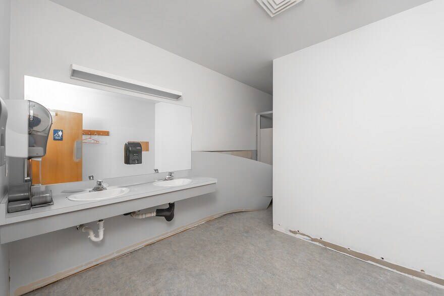 More Photos Of 2665 Glendale Valley Rd, Glendale Office For Sale