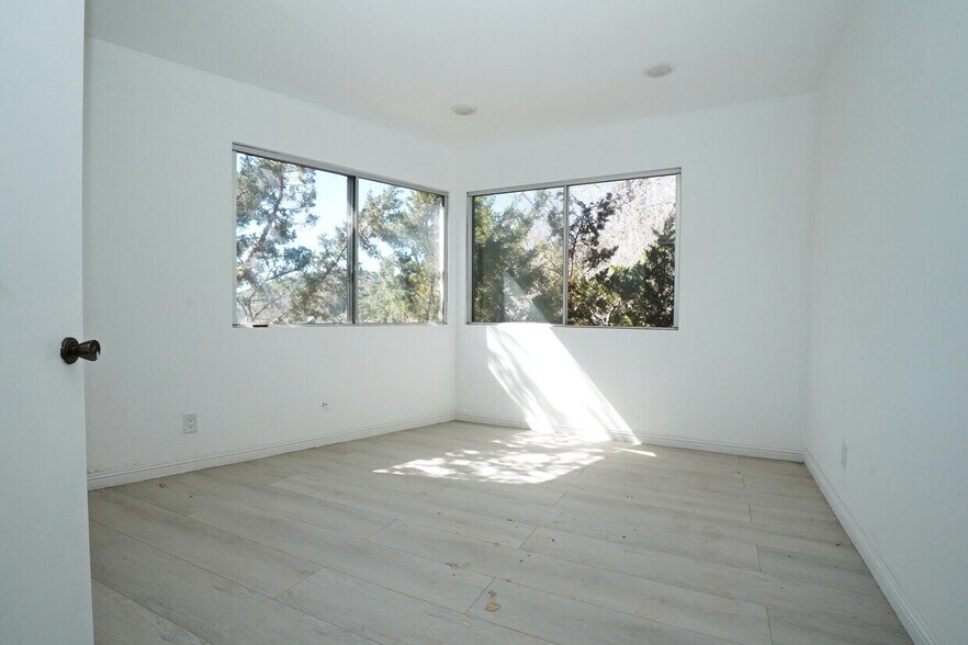 More Photos Of 33716 Hubbard Rd, Acton Flex For Lease