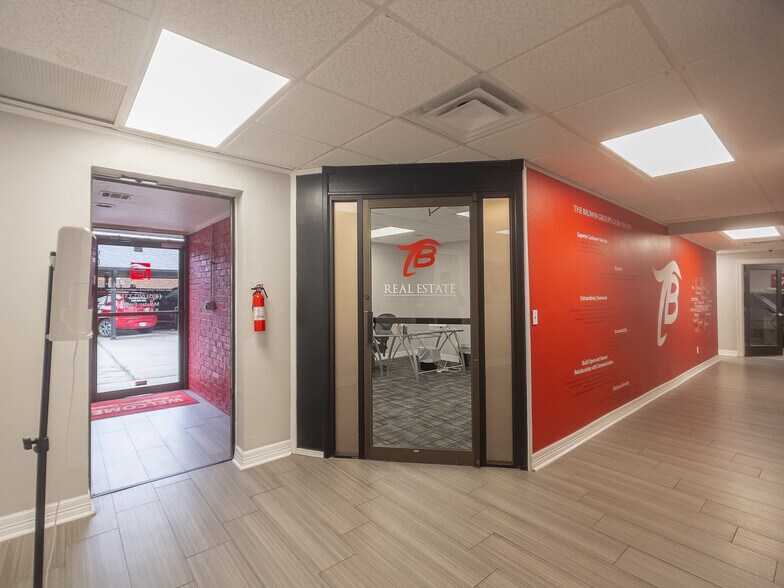 More Photos Of 6001 Nw Expressway, Oklahoma City Office For Sale