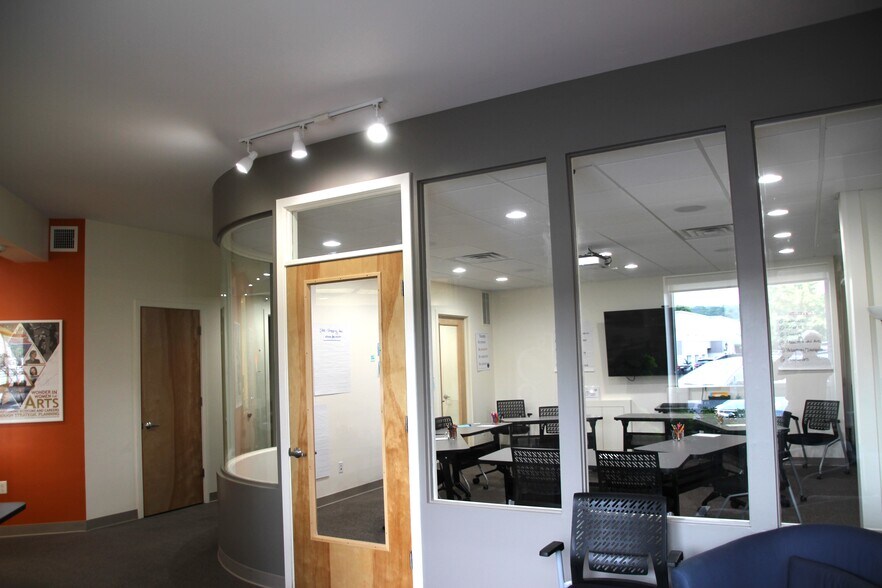 More Photos Of 15 Research Dr, Woodbridge Office For Lease