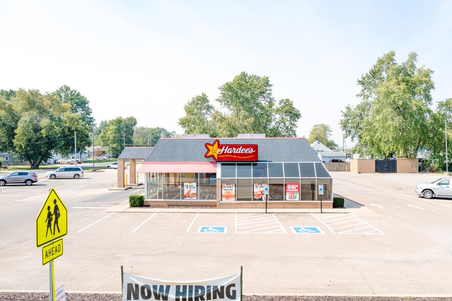 Primary Photo Of 905 N Springfield St, Virden Fast Food For Lease