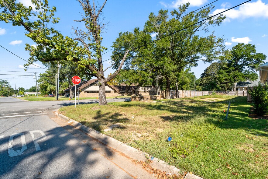 More Photos Of 900 Yonge St, Pensacola Land For Sale