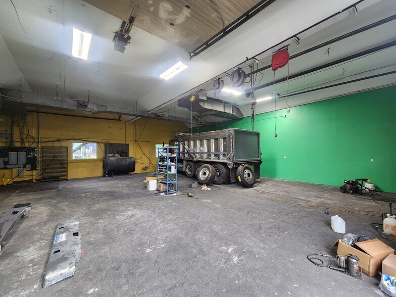 More Photos Of 370 Ardale St, West Haven Light Manufacturing For Sale