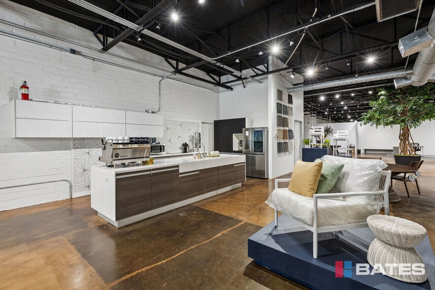 More Photos Of 1835 E Levee St, Dallas Showroom For Sale