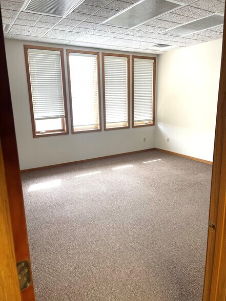 More Photos Of 830 W Lake Lansing Rd, East Lansing Medical For Lease