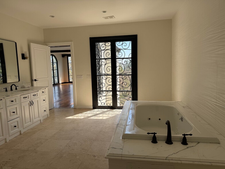 More Photos Of 1301 N Beverly Dr, Beverly Hills Specialty For Sale