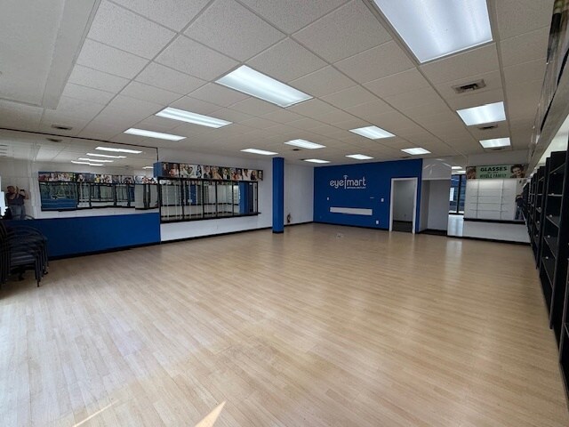 More Photos Of 3839 Merle Hay Rd, Des Moines Unknown For Lease