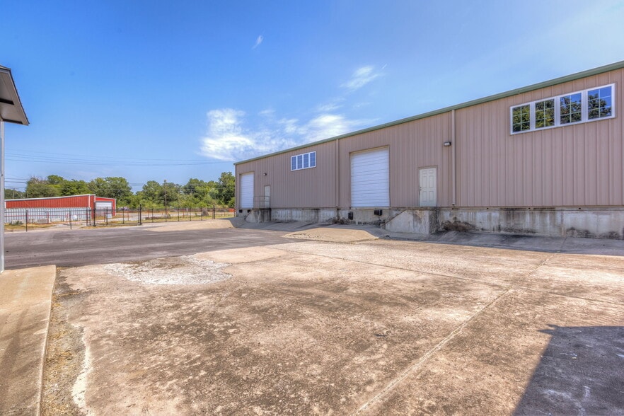 More Photos Of 807 S Xanthus Ave, Tulsa Warehouse For Lease