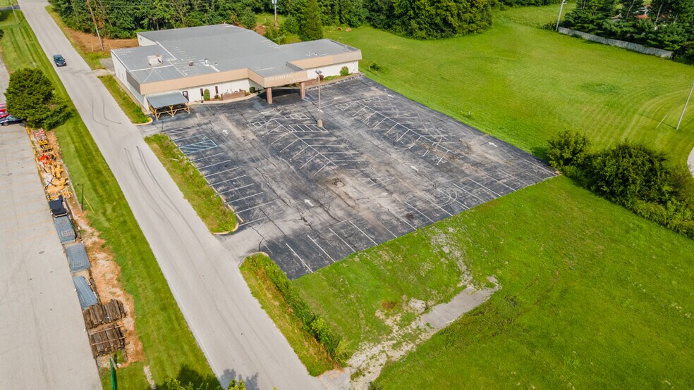 More Photos Of 1849 Gardner Ln NW, Corydon Sports And Entertainment For Sale