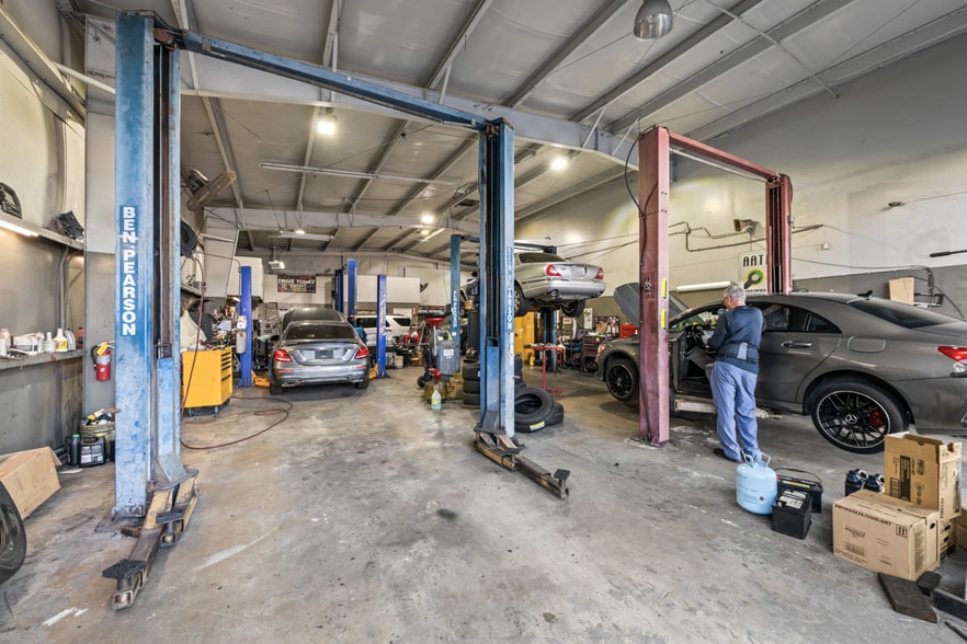 More Photos Of 4521 N Federal Hwy, Pompano Beach Auto Dealership For Sale