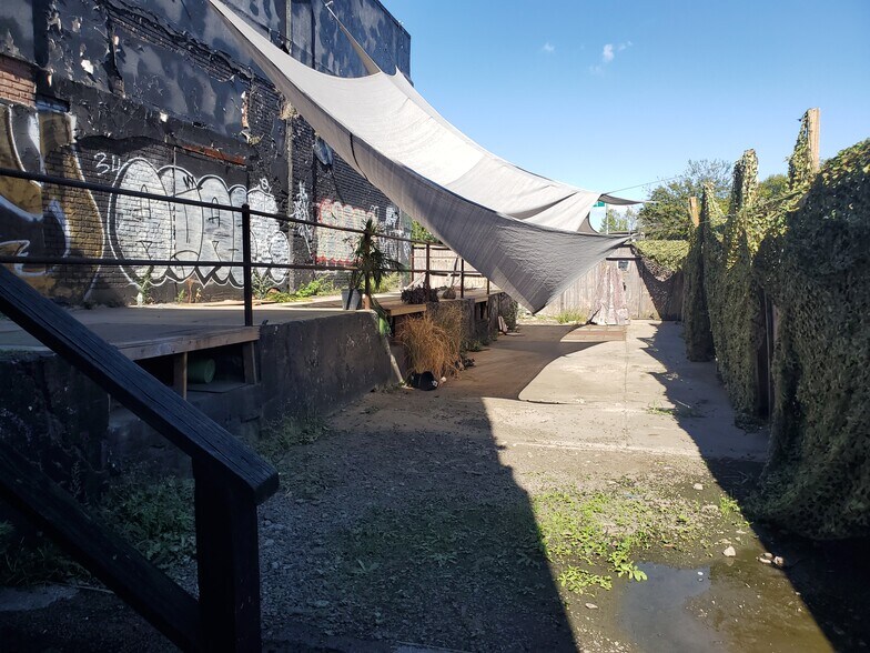 More Photos Of 335 Moffat St, Brooklyn Distribution For Lease