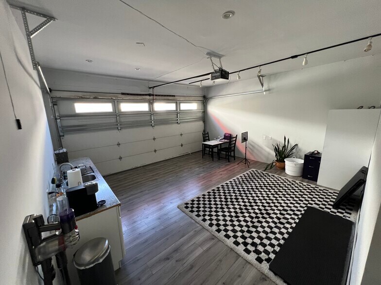 More Photos Of 12319 Ventura Blvd, Studio City Storefront For Lease