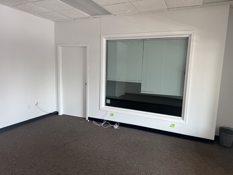 More Photos Of 240 Plandome Rd, Manhasset Office For Lease